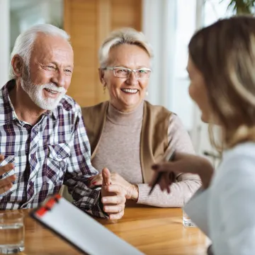 Community Nursing -Allgemeine Informationen, Fotocredit: Goran, Adobe Stock Personen im Alter zwischen 60 und 80, werden beraten, Fotocredit: Goran, Adobe Stock