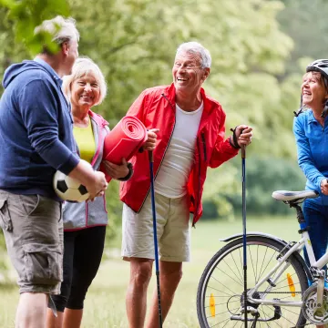 Personen im Alter zwischen 50 und 80, die wandern und lachen. Fotocredit: Robert Kneschke, AdobeStock