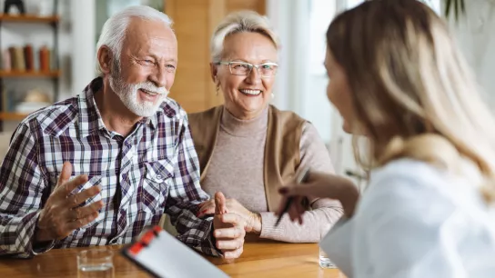 Community Nursing -Allgemeine Informationen, Fotocredit: Goran, Adobe Stock Personen im Alter zwischen 60 und 80, werden beraten, Fotocredit: Goran, Adobe Stock