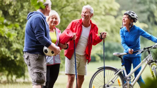 Personen im Alter zwischen 50 und 80, die wandern und lachen. Fotocredit: Robert Kneschke, AdobeStock